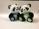 Panda sitzend mit Tuch und Glitzeraugen