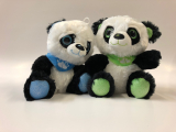 Panda sitzend mit Tuch und Glitzeraugen